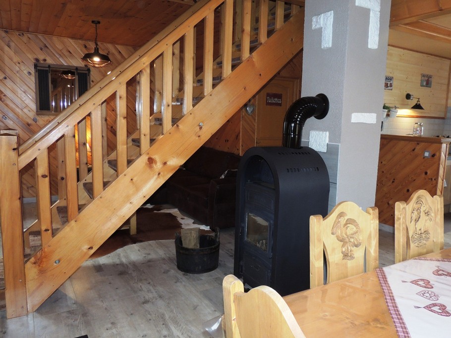 mobilier sculpté en pin massif