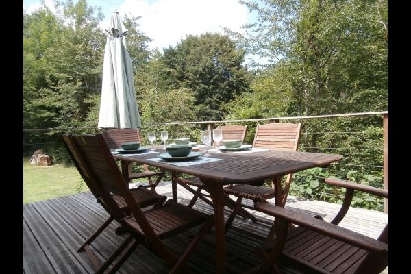 terrasse côté rivière  gîte de Trézagou St Céré LOT 46400