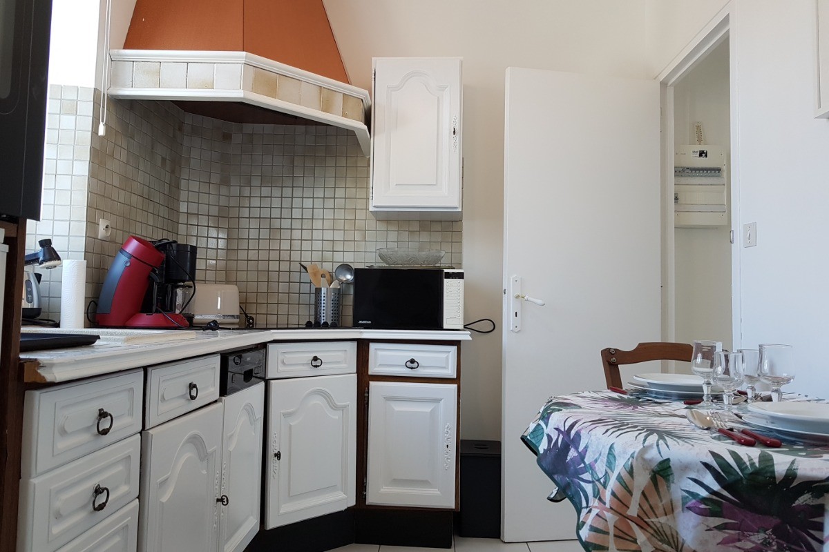 Cuisine équipée avec table pour 2 personnes (lave-vaisselle, 4 feux plaque vitrocéramique, four, micro-ondes)
