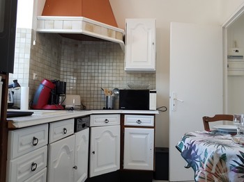 Cuisine équipée avec table pour 2 personnes (lave-vaisselle, 4 feux plaque vitrocéramique, four, micro-ondes)