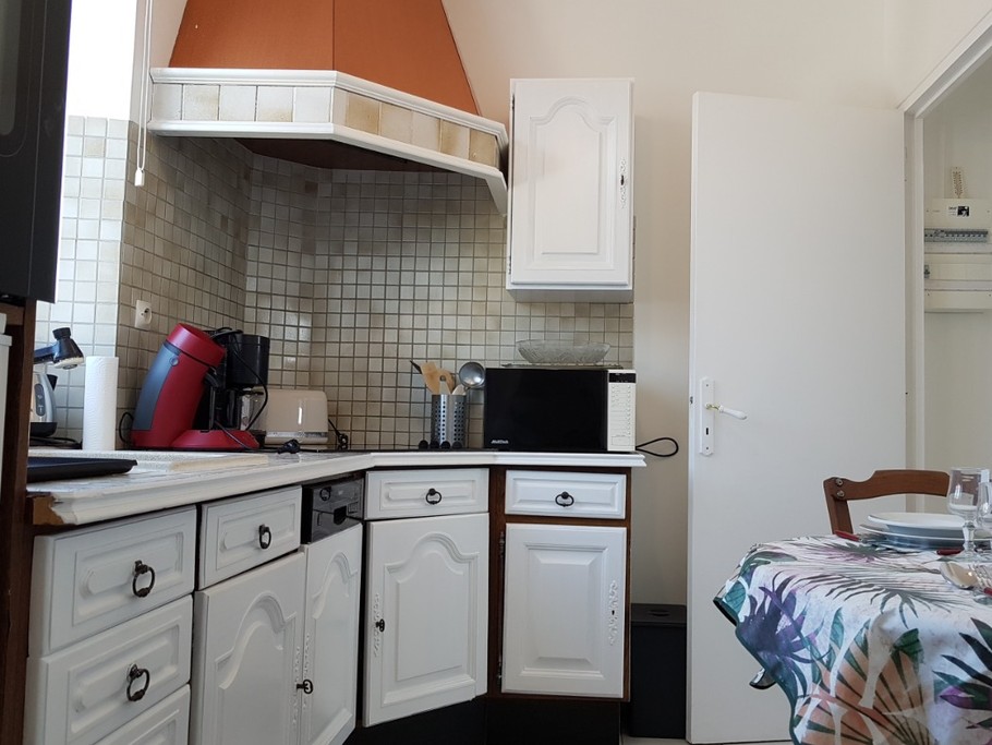 Cuisine équipée avec table pour 2 personnes (lave-vaisselle, 4 feux plaque vitrocéramique, four, micro-ondes)