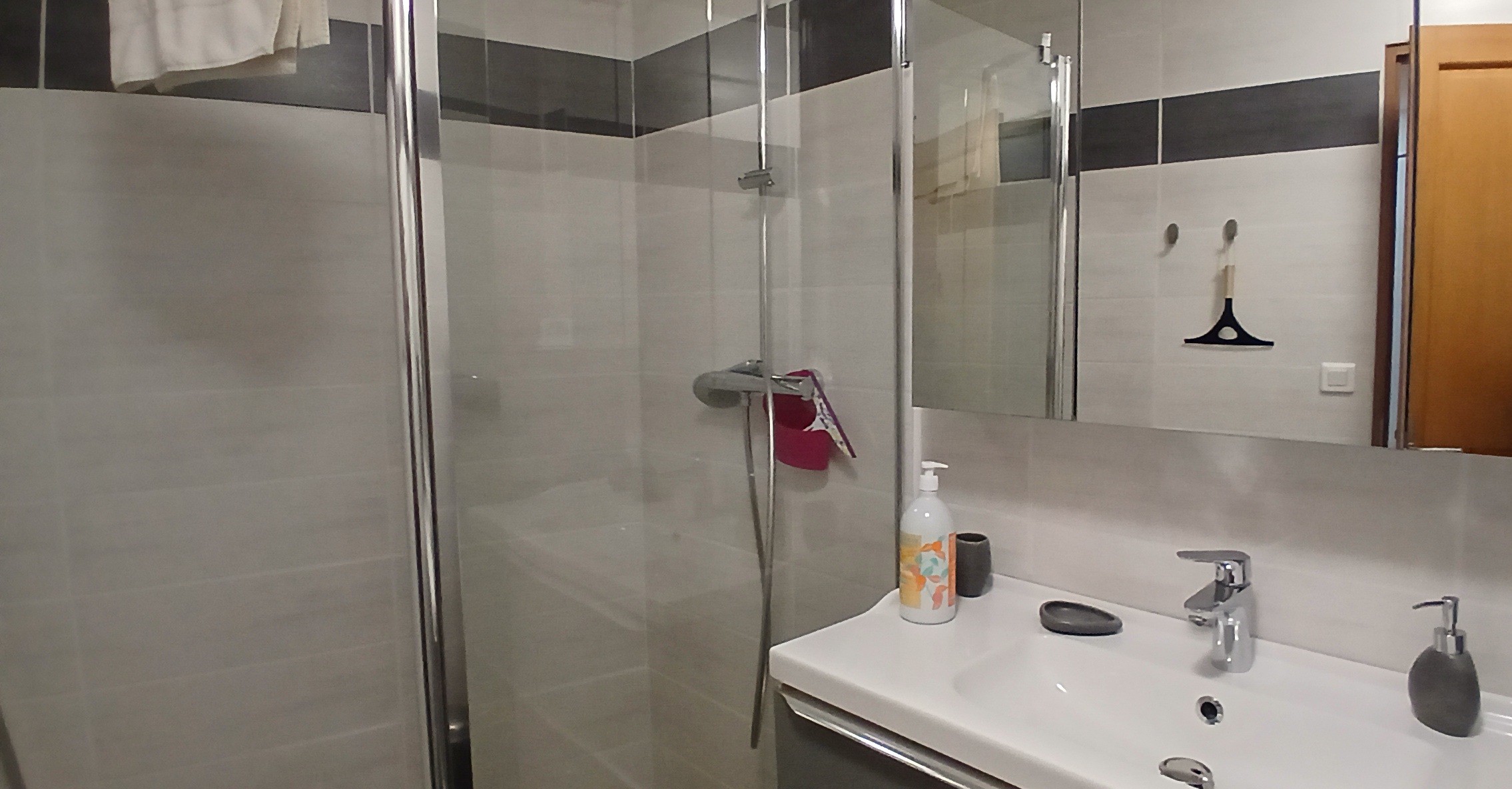 The Volcans d'Auvergne holiday cottage: the bathroom (ground floor)