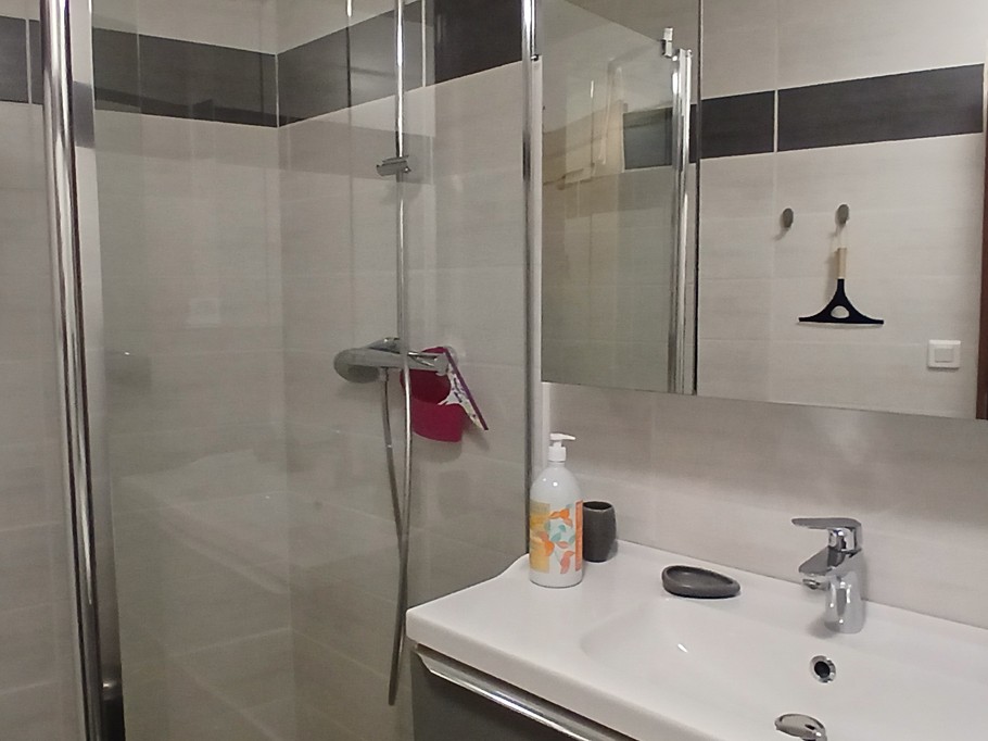 The Volcans d'Auvergne holiday cottage: the bathroom (ground floor)