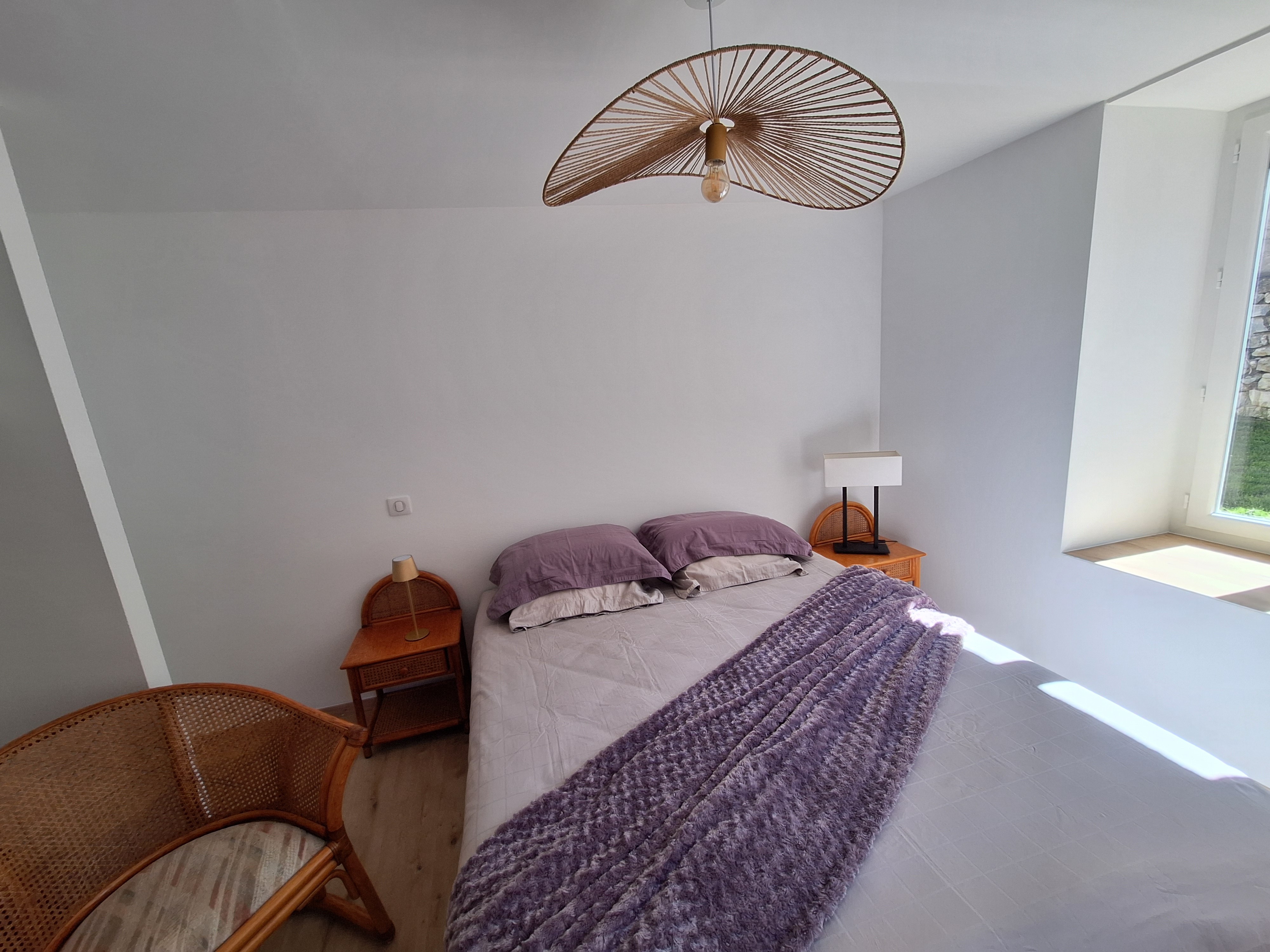 Chambre confortable lit queen size gîte Aurillac