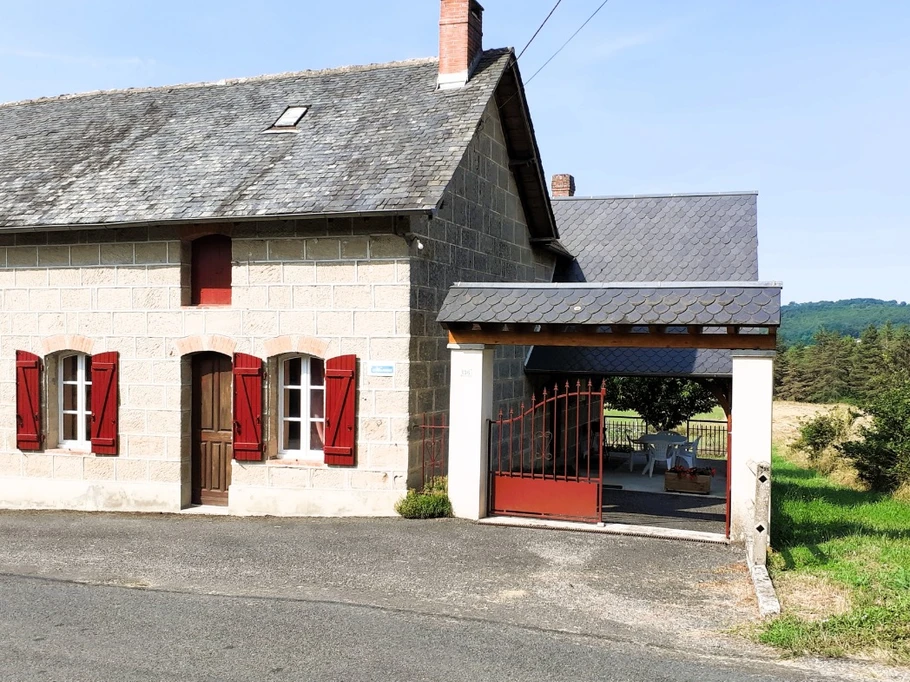 Gîte côté est et entrée sous l'auvent