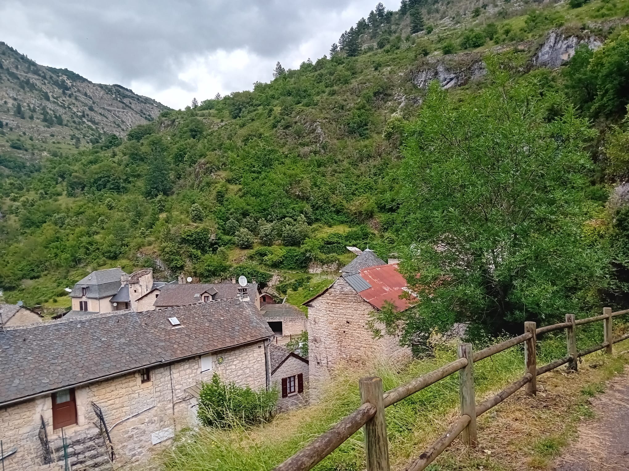 Départ de nombreuses randonnées depuis Saint-Chély-du-Tarn pour explorer les paysages grandioses du Parc National des Cévennes et des Gorges du Tarn.  📸