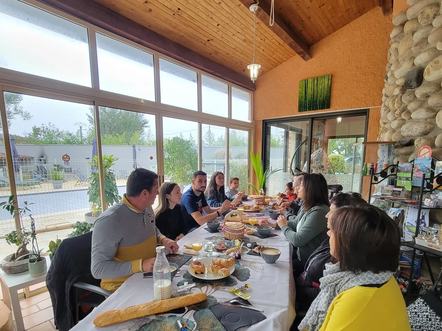 Petit-déjeuner sous la véranda