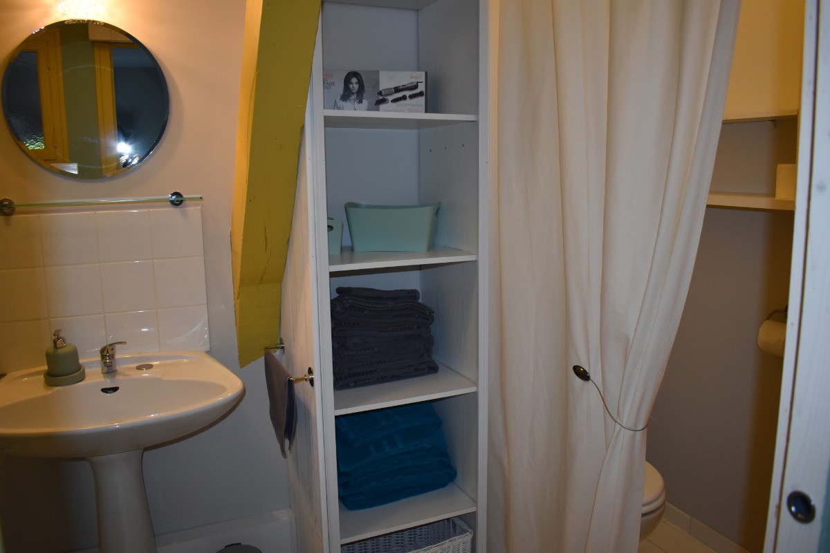 salle d'eau avec WC derrière rideau