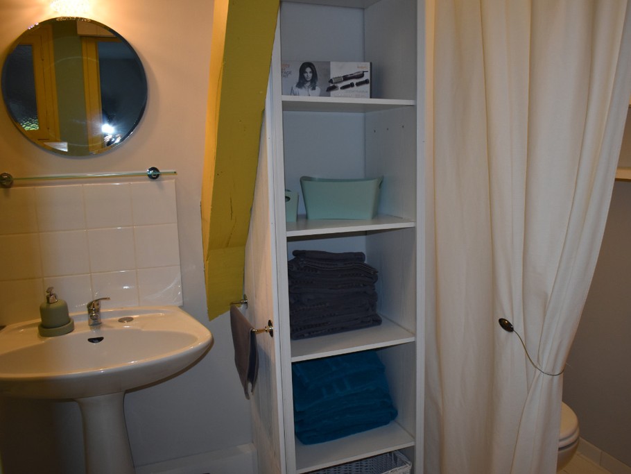 salle d'eau avec WC derrière rideau