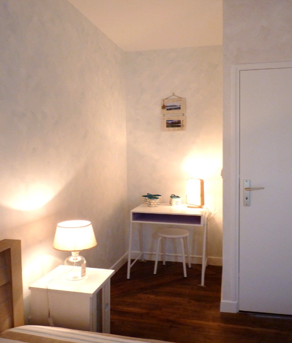 Chambre indépendante pour 2 personnes (lit 140 cm) avec rangements et bureau.