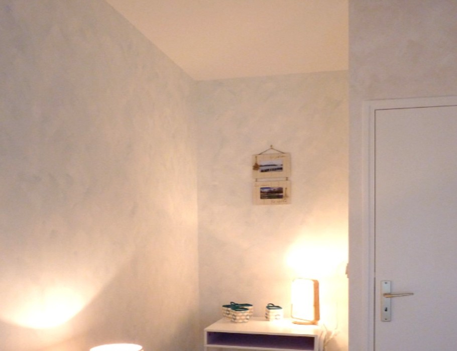 Chambre indépendante pour 2 personnes (lit 140 cm) avec rangements et bureau.