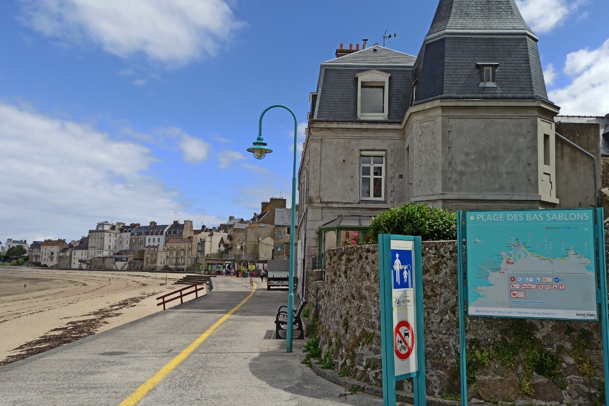 Le port et la plage des Bas Sablons, à proximité immédiate de l'appartement.