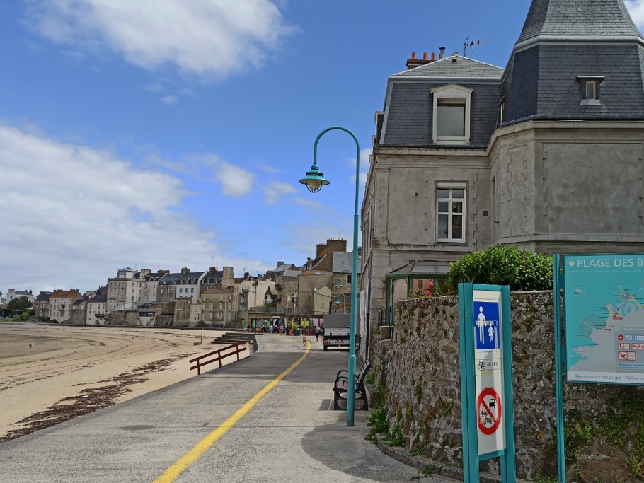 Le port et la plage des Bas Sablons, à proximité immédiate de l'appartement.
