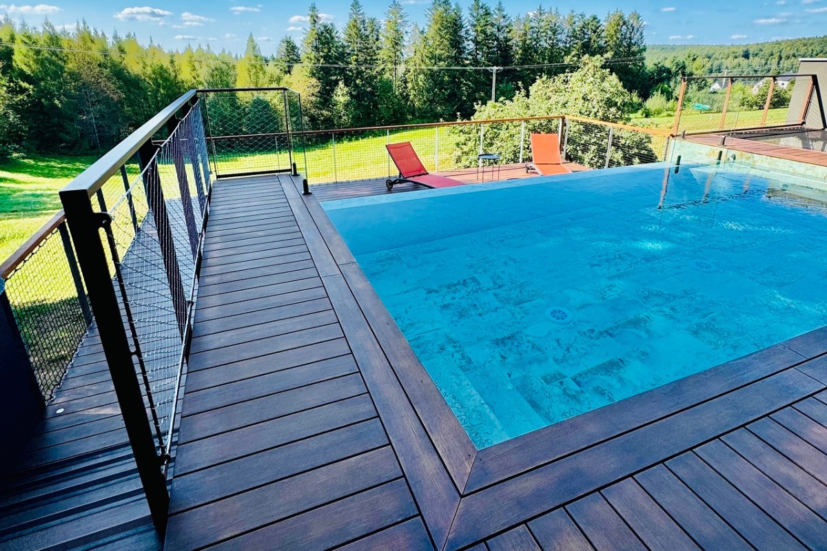 Piscine à débordement