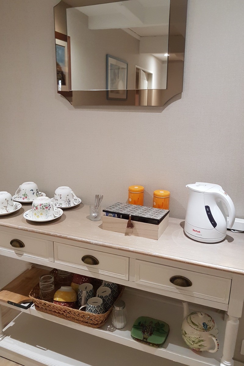 Salle de petit-déjeuner attenante à la chambre et tisanerie à votre disposition pendant votre séjour.