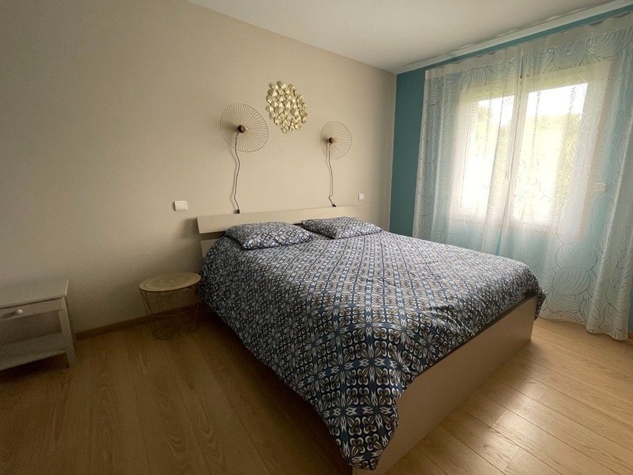 Chambre 1 avec un lit en 160 et un lit en 90