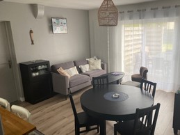 Pièce principale salon séjour et cuisine, accès direct au jardin