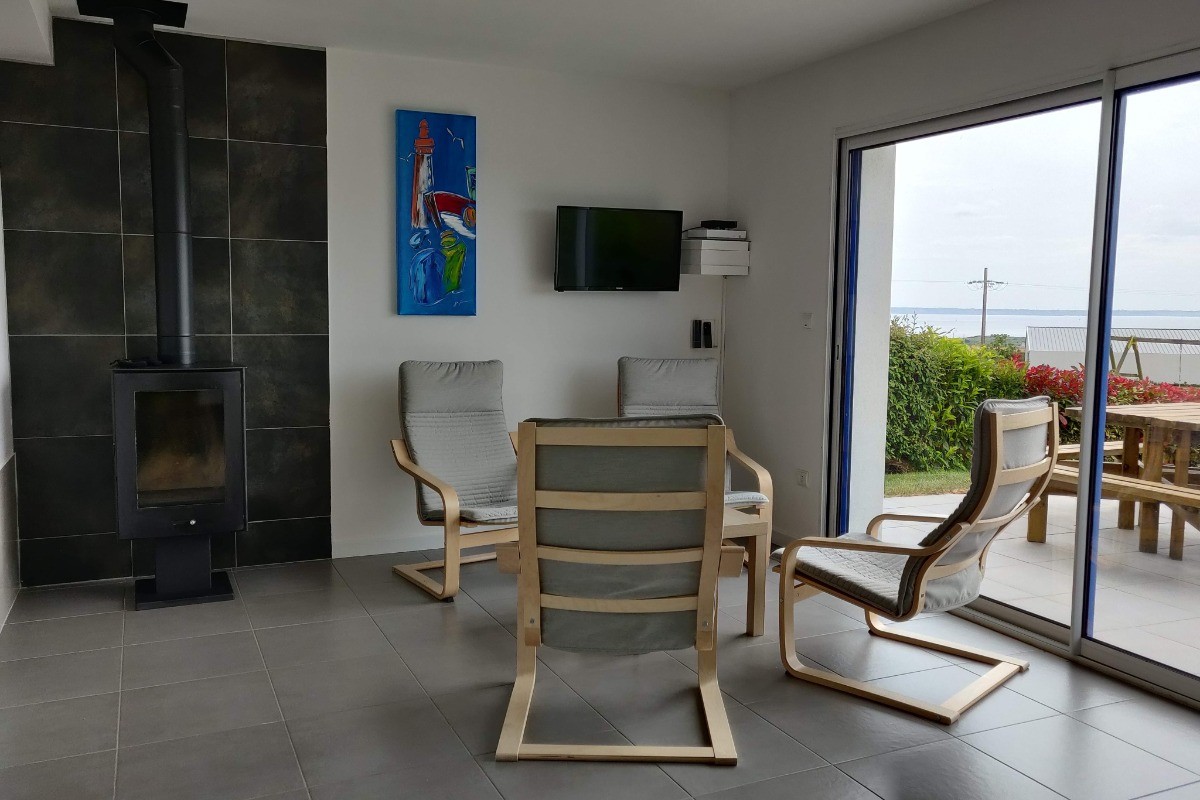 Salon avec poêle à bois vue mer