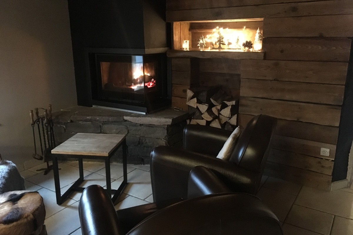 Un salon avec son feu à l'âtre