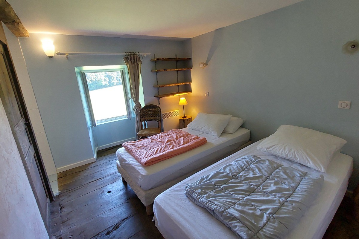 chambre 1 avec 2 lits en 90 et salle de bain privative