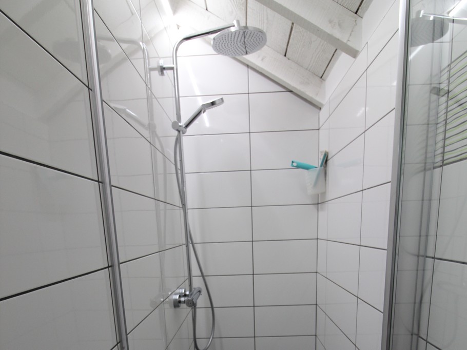 Salle d'eau dans la chambre n°2 - Gîte Le Hangar 67 à Saulxures-sur-Moselotte – Location atypique proche lac