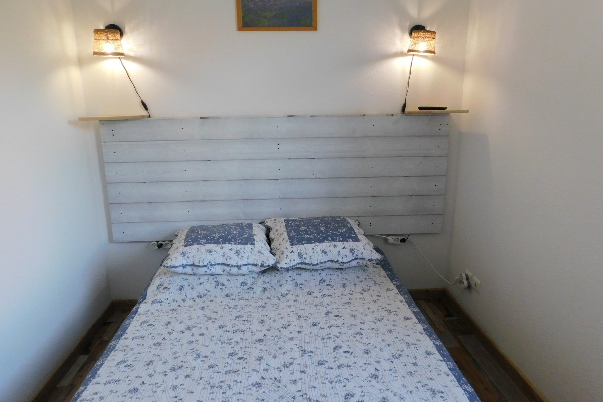 Chambre Provence équipée de lit 140*190cm, 2 oreillers 63*63, 2 oreillers supplémentaires 63*63, couette, dessus de lit, télé écran plat, 2 luminaires appliques, penderie avec cintres