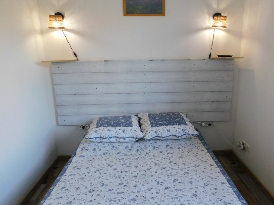 Chambre Provence équipée de lit 140*190cm, 2 oreillers 63*63, 2 oreillers supplémentaires 63*63, couette, dessus de lit, télé écran plat, 2 luminaires appliques, penderie avec cintres