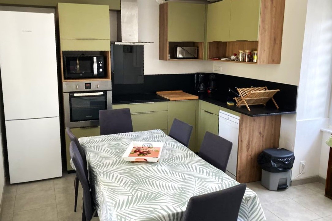 Cuisine neuve et très bien équipée pour la préparation de repas pour 8 personnes. 1ère table, et une 2nde table dans la partie séjour pour 8 personnes.