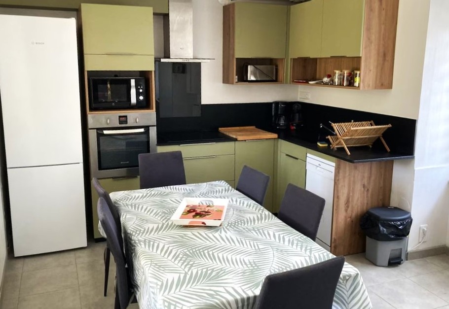 Cuisine neuve et très bien équipée pour la préparation de repas pour 8 personnes. 1ère table, et une 2nde table dans la partie séjour pour 8 personnes.