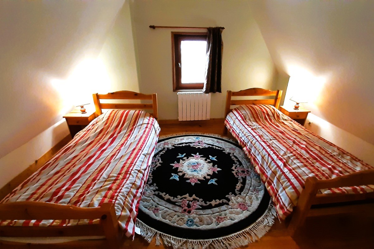 Chambre au 2ème étage mansardé : 3 lits 1 pers. en 90x190 cm