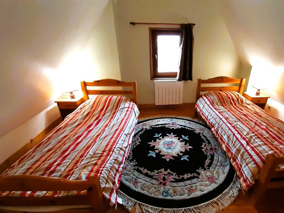Chambre au 2ème étage mansardé : 3 lits 1 pers. en 90x190 cm