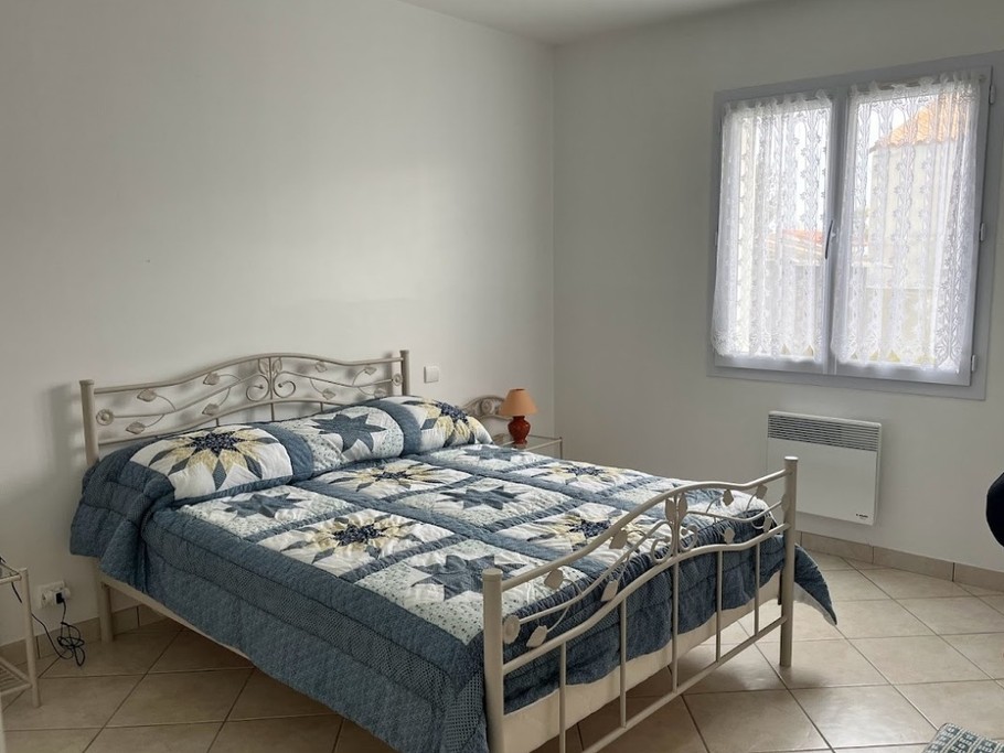 Chambre 1 avec un lit en 140