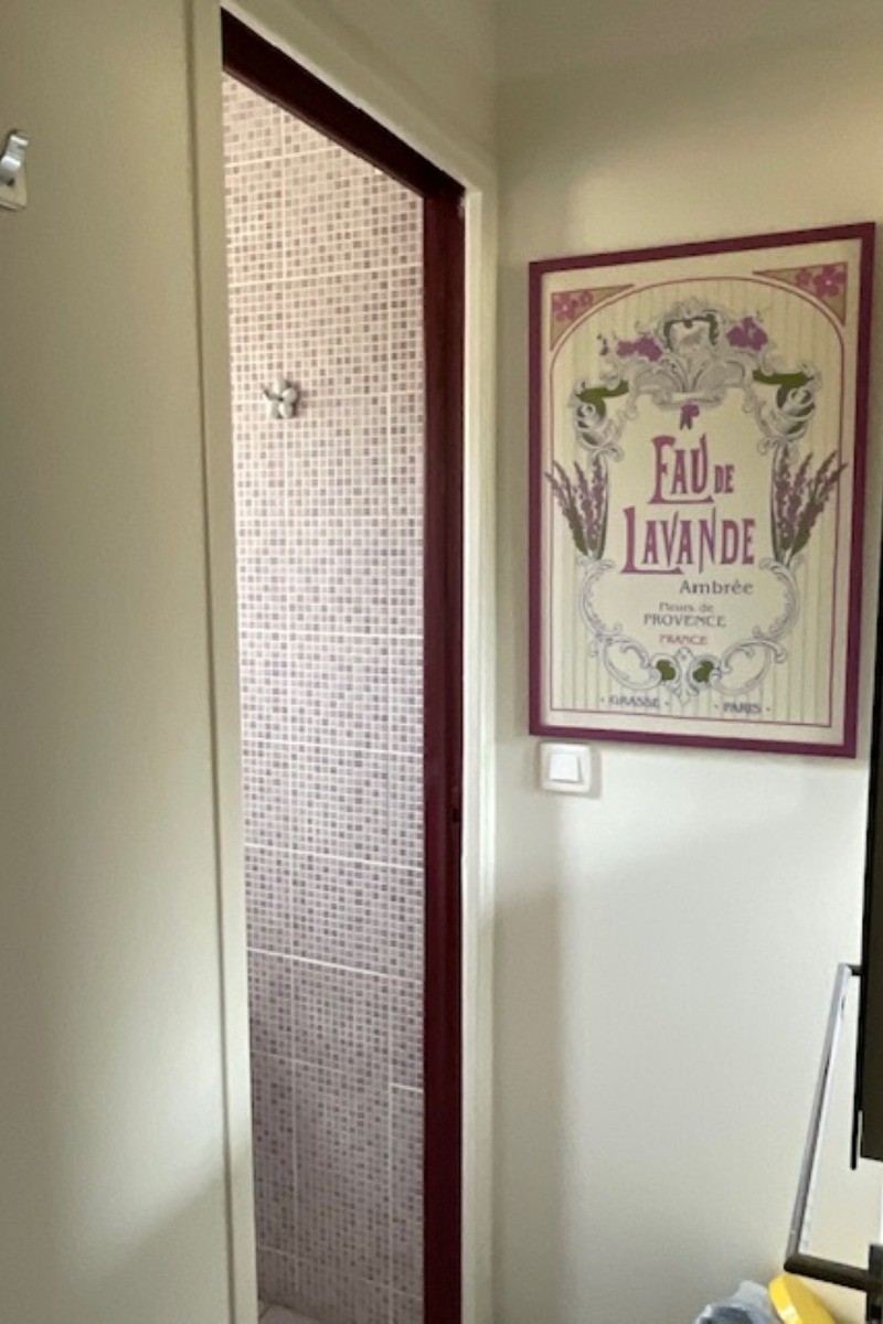 Salle d'eau avec douche - Appartement T2, Le Clos de la Buge (Sanary sur Mer, Var)