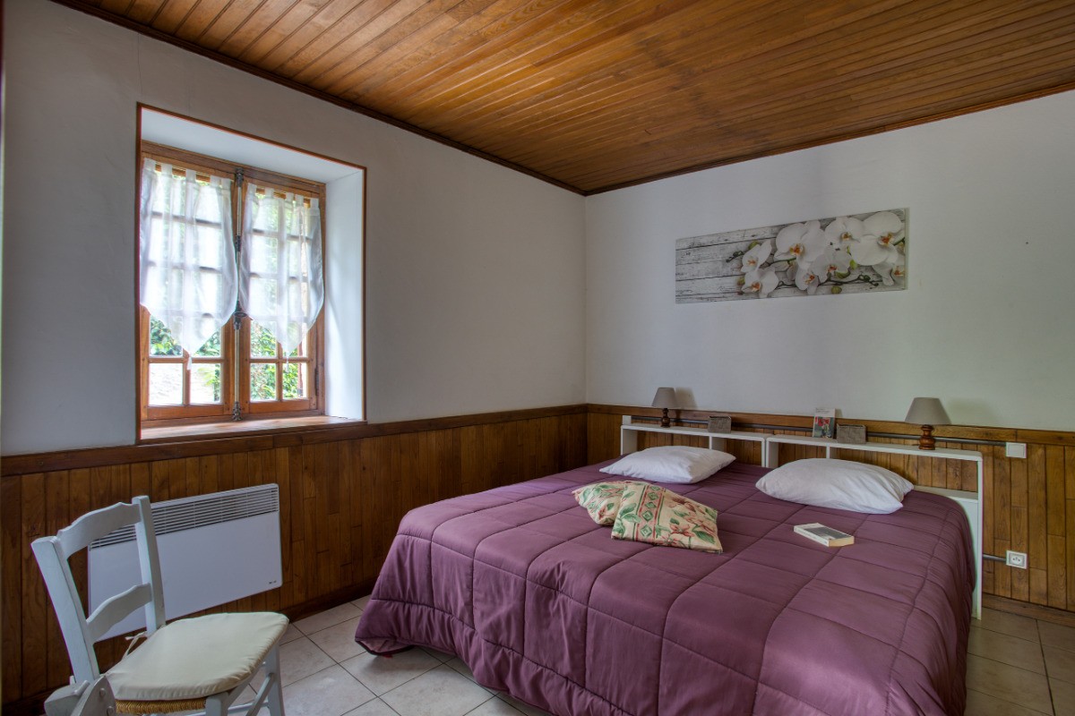 CHAMBRE RE DE CHAUSSE, LIT EN 180
(2 fois 90)