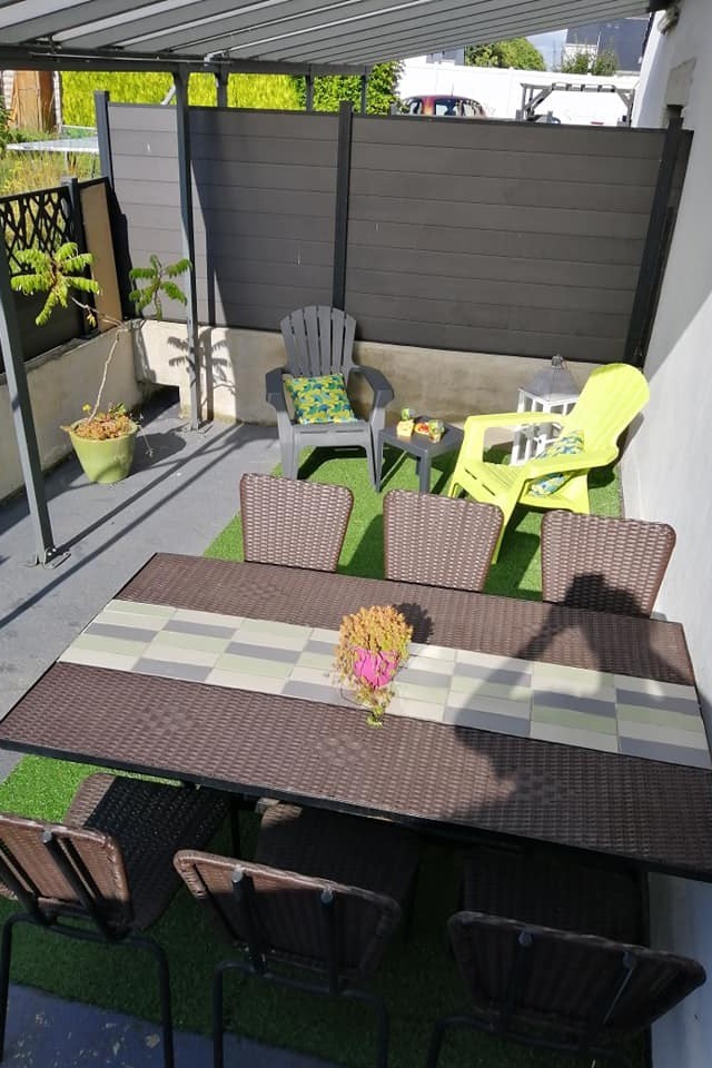 terrasse privative avec barbecue et salon de jardin