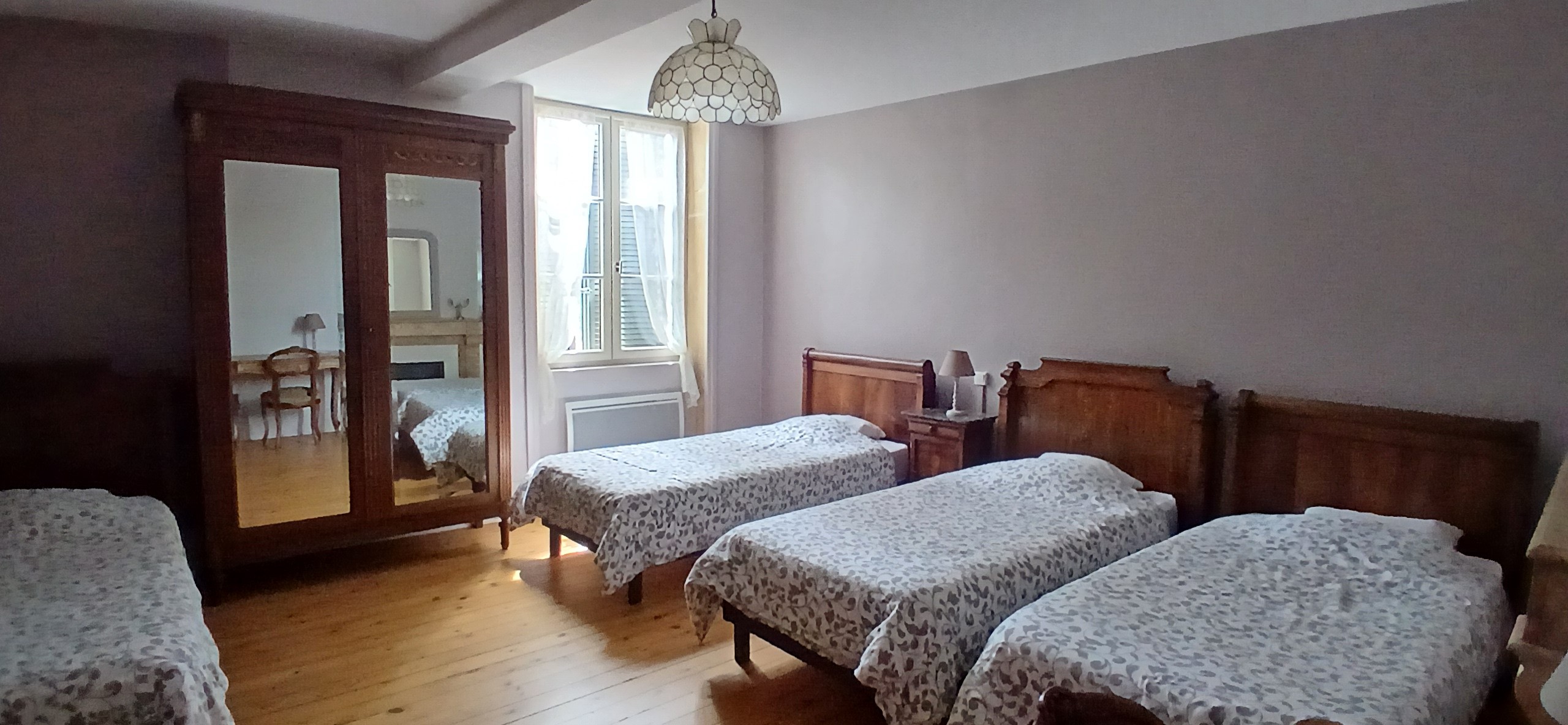 Esprit de Famille holiday cottage in Briennon: The Taupe Room