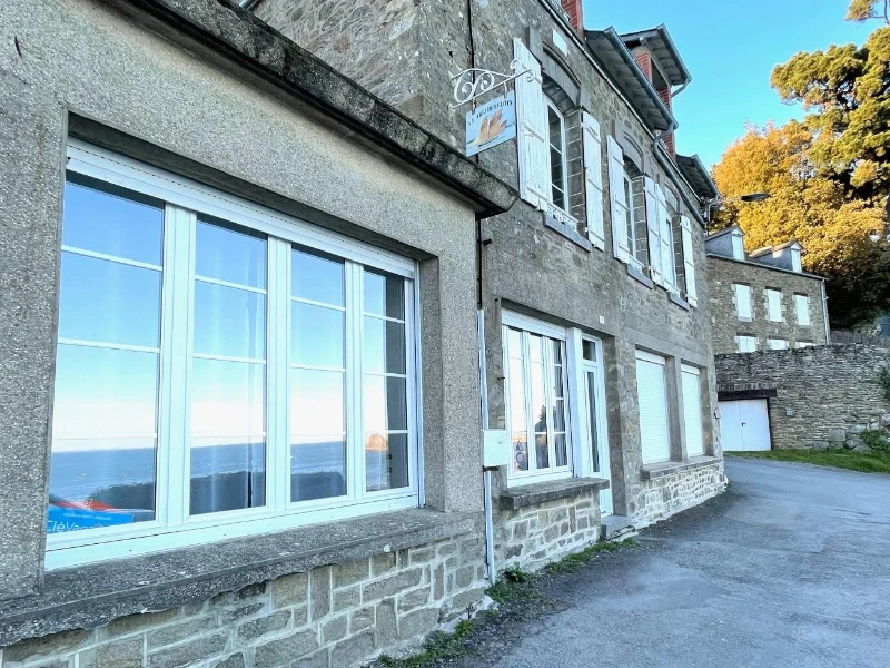 Façade de l'appartement situé au RDC.