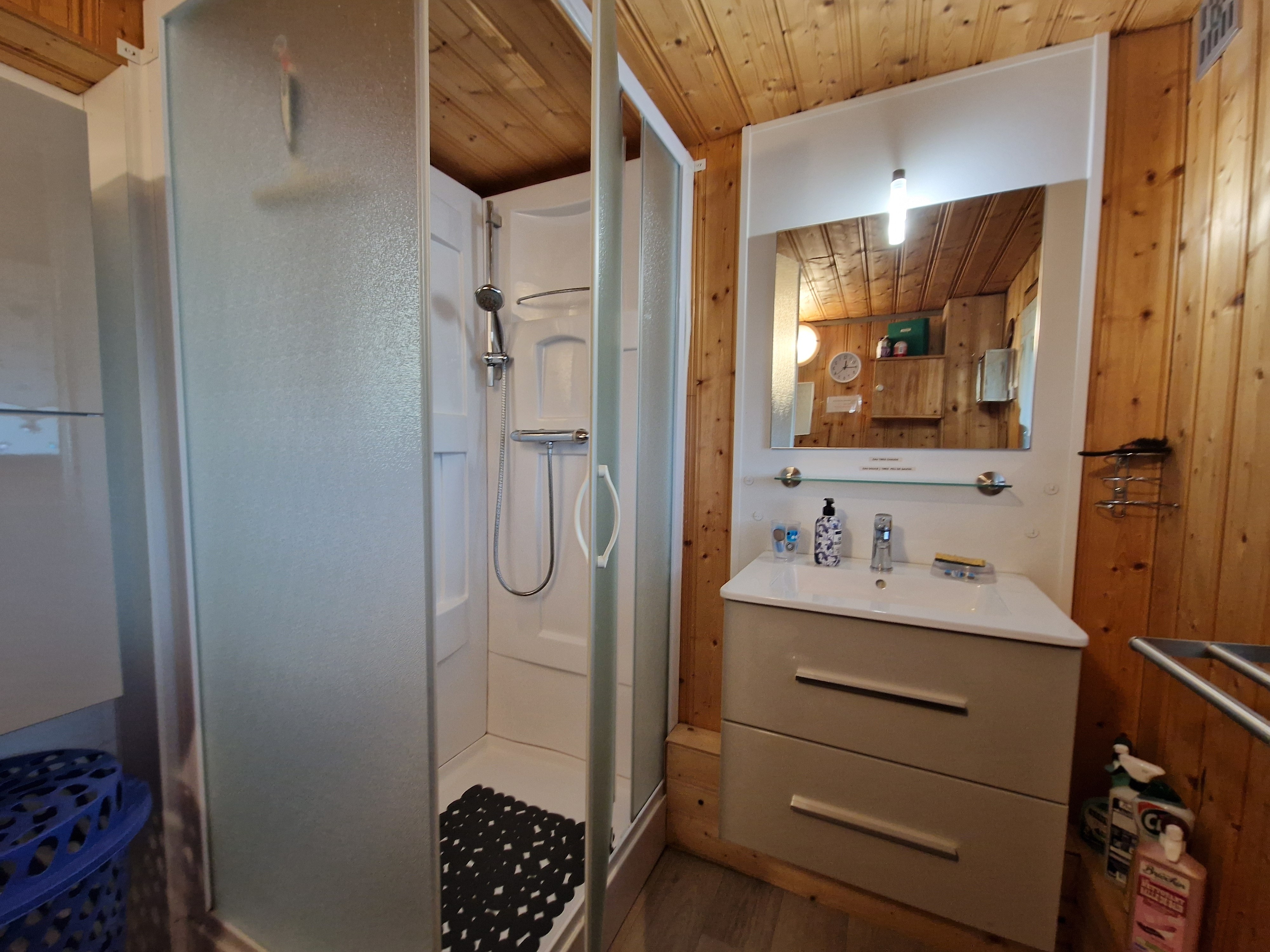 2ème salle d'eau au Réez de Chaussée, équipée d'une douche, d'un lavabo, d'un WC et d'une armoire de rangement.