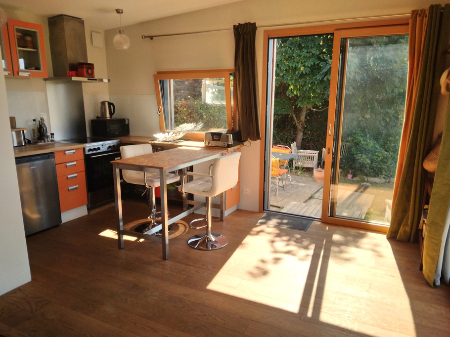 La pièce de vie avec une cuisine intégrée