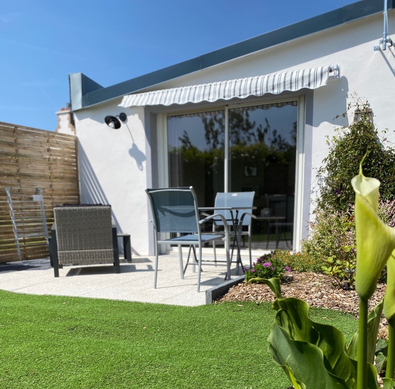Une terrasse baignée de soleil
