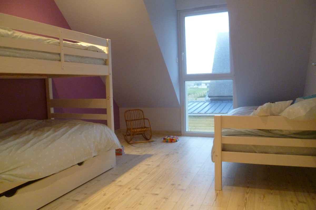 Chambre à l'étage avec 1 lit superposé et 1 lit 90cm