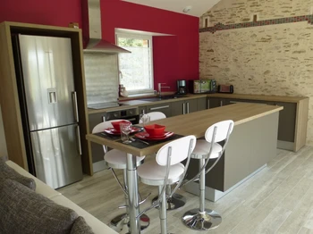 Pièce de vie avec cuisine entièrement équipée.