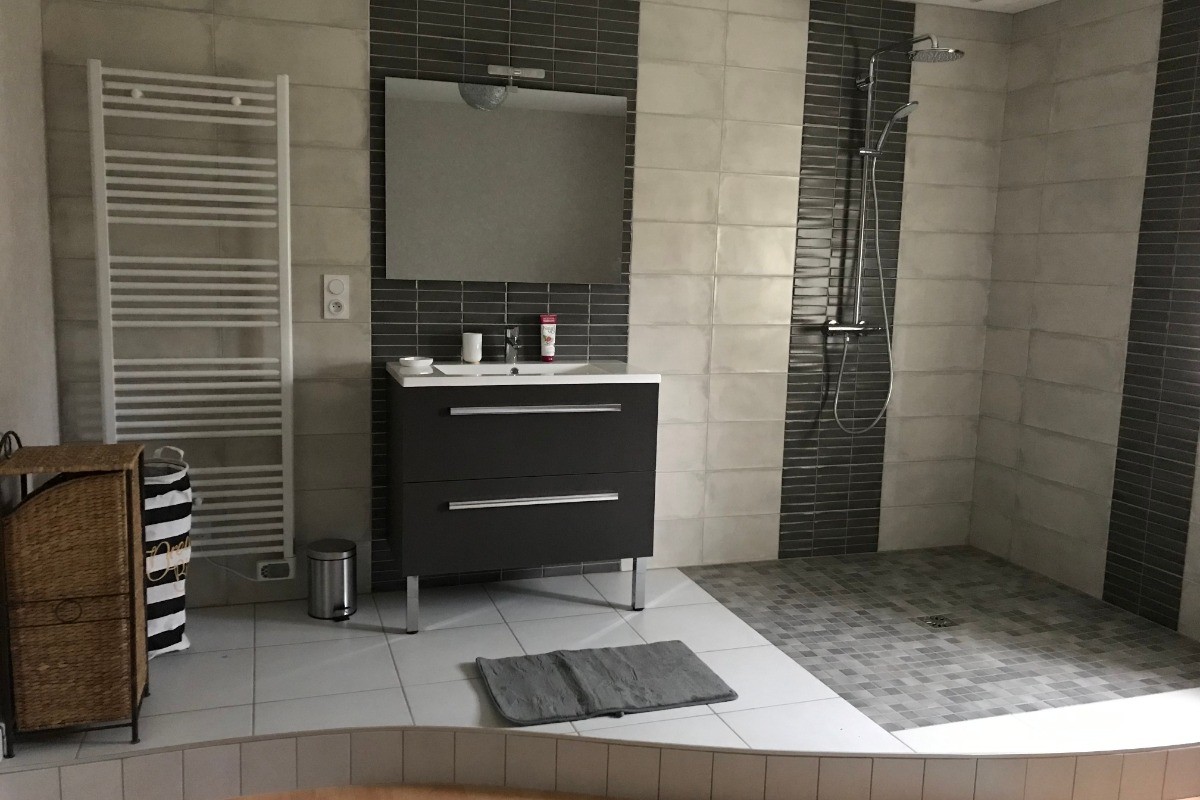 Salle de bain privative chambre n° 3