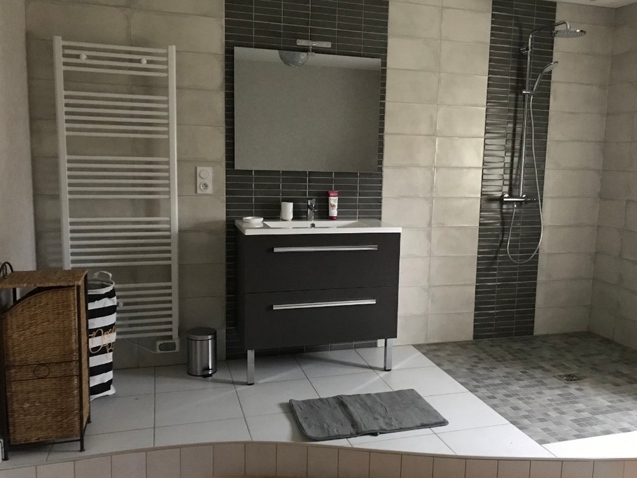 Salle de bain privative chambre n° 3