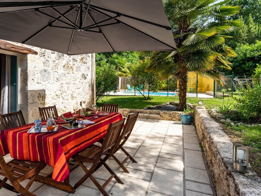 à l'Envol, le calme, la verdure, la sérénité...et vue sur la piscine pour surveiller les enfants !
