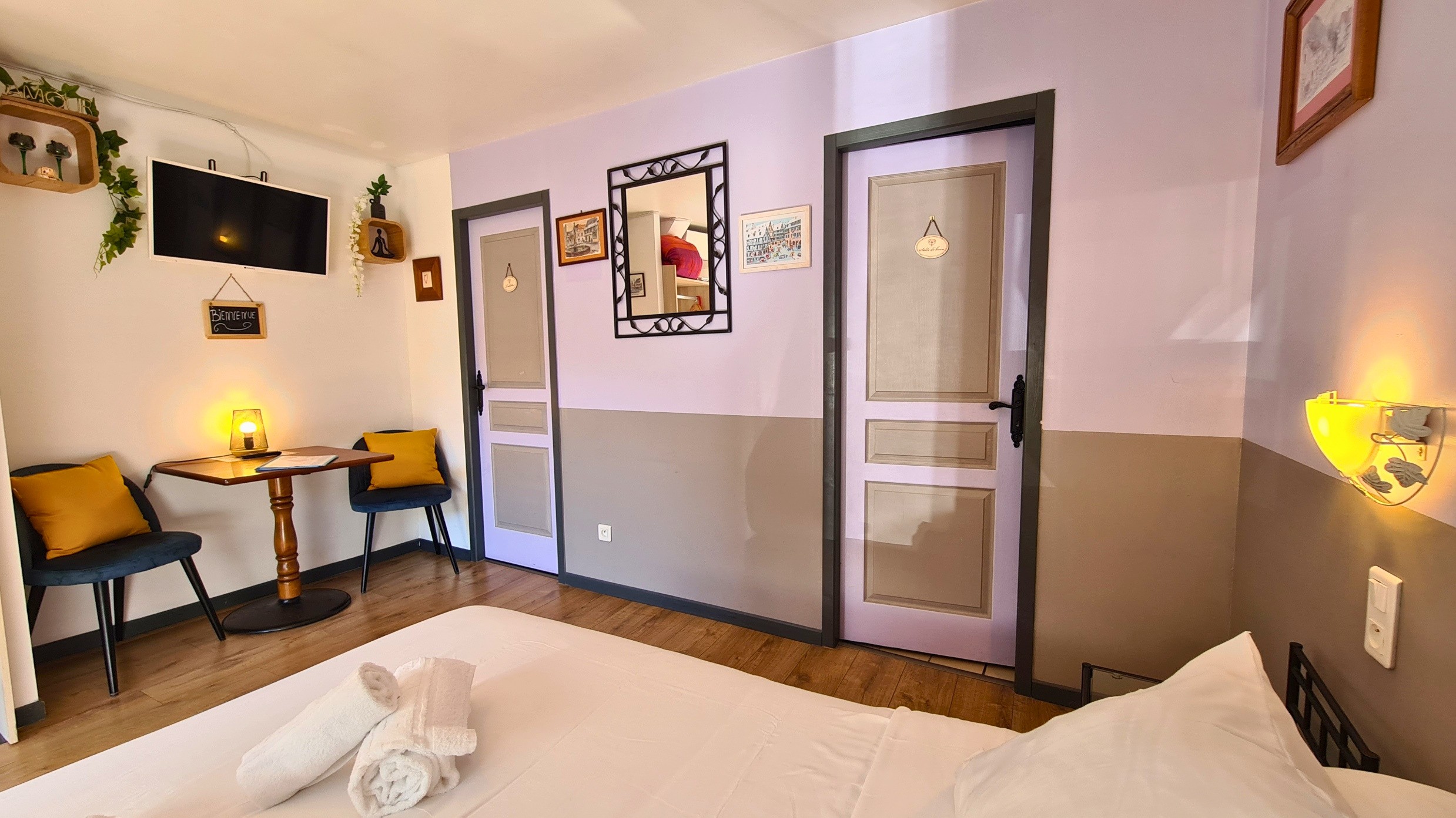 vue chambre et petit coin salon