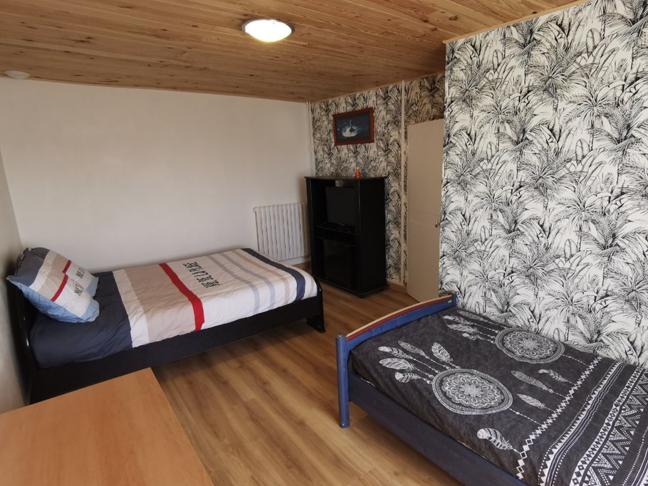 A l'étage deuxième chambre avec 1 lit 140 + 1 lit 90