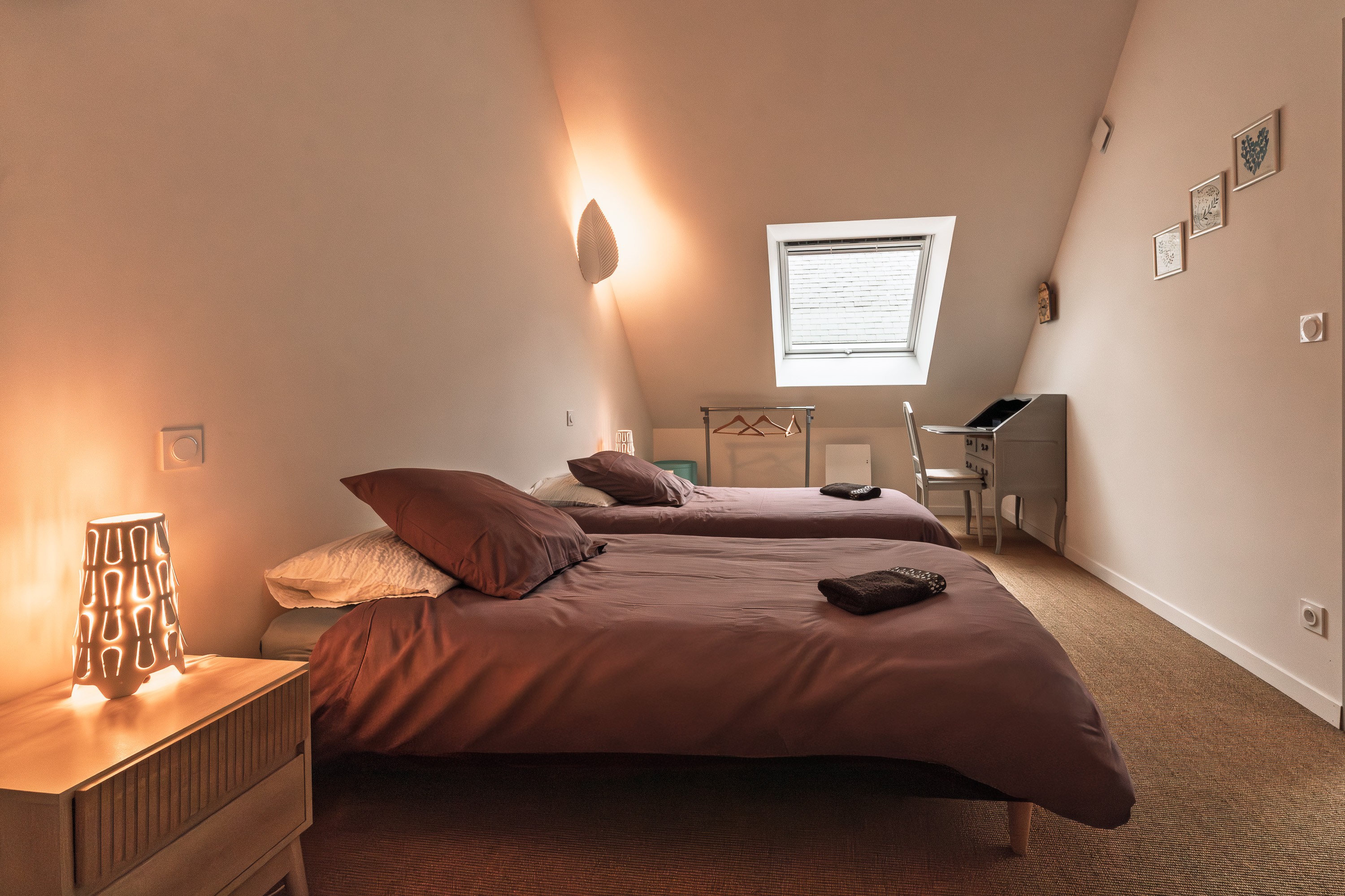 Upstairs bedroom with 2 single beds