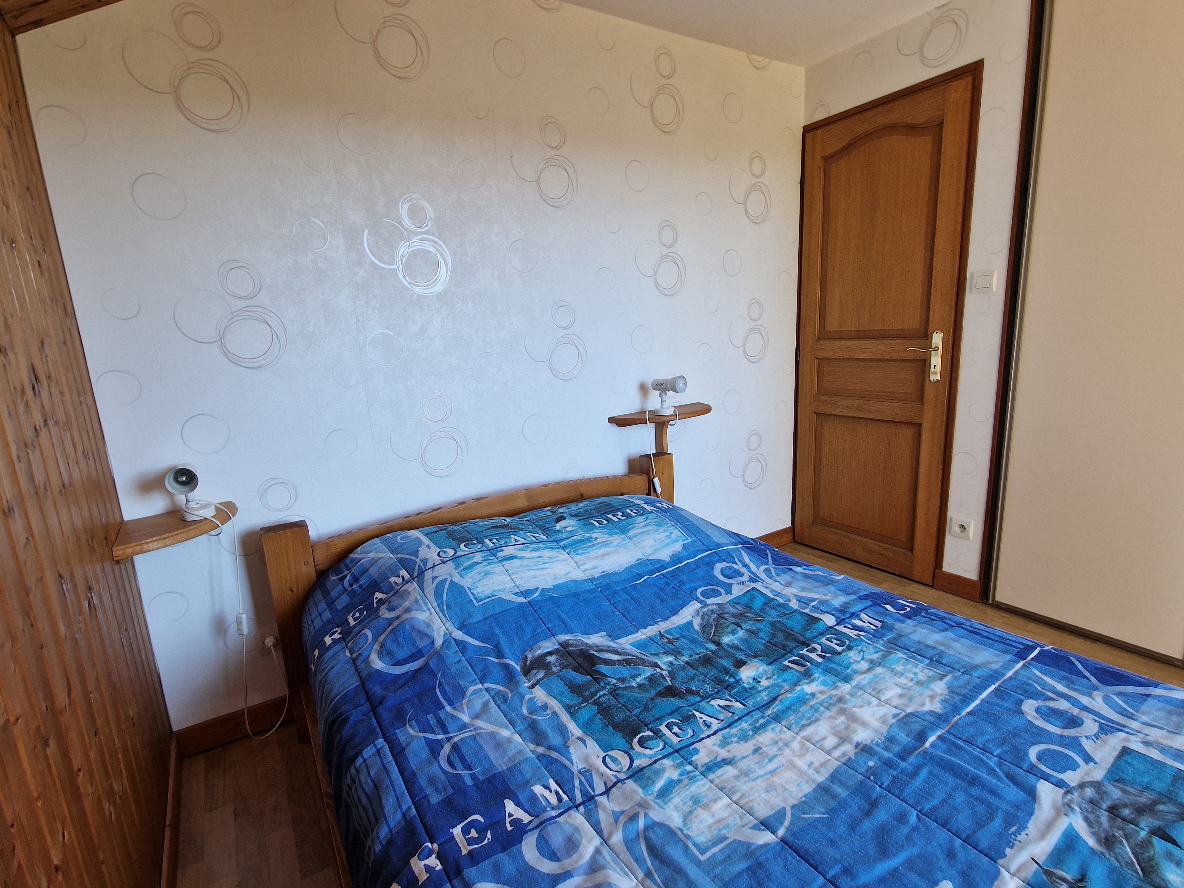 Bedroom 1, 140 bed – Arnica Holiday Cottage
