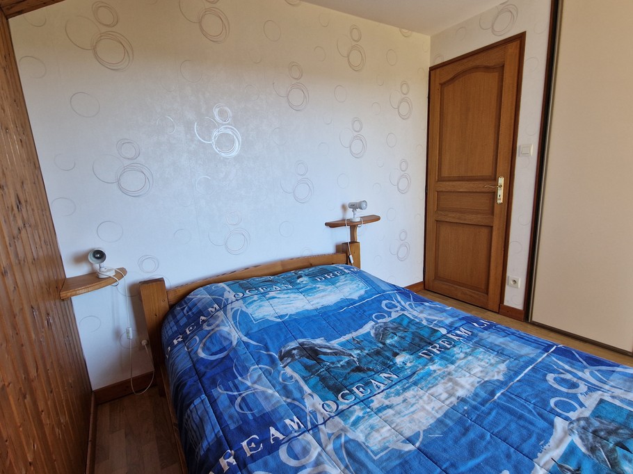 Bedroom 1, 140 bed – Arnica Holiday Cottage